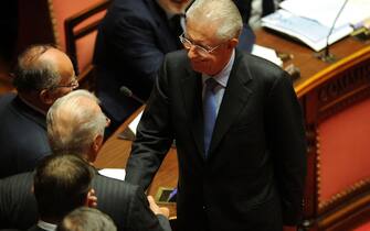 Il neo senatore a vita Mario Monti entra al Senato durante la seduta per l'approvazione della legge di stabilita  oggi 11 novembre 2011.ANSA/MAURIZIO BRAMBATTI 