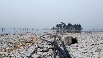 L'isola dei Conigli, a causa della siccita' che affligge il lago di Garda, si raggiunge a piedi, Manerba (Brescia), 23 febbraio 2023. 
ANSA/ FILIPPO VENEZIA