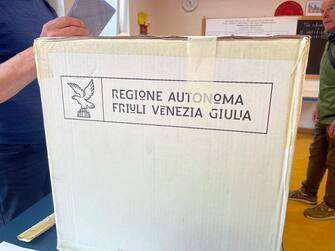 Un seggio a Trieste, 02 aprile 2023. Hanno aperto questa mattina alle 7 i seggi per le elezioni regionali in Friuli Venezia Giulia. Si voterà in due giorni: oggi fino alle 23 e domani dalle 7 alle 15. Lo scrutinio inizierà al termine delle operazioni di voto e di riscontro dei votanti. Gli elettori chiamati alle urne in Fvg sono oltre 1,1 milioni, suddivisi in 215 comuni e 1.360 sezioni.
ANSA/ALICE FUMIS