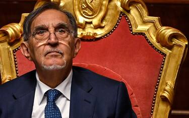 Il presidente del Senato, Ignazio La Russa, durante il voto nell'aula del Senato sulle due mozioni in tema di commemorazione delle date fondative della Repubblica Italiana, Roma, 20 aprile 2023. ANSA/RICCARDO ANTIMIANI