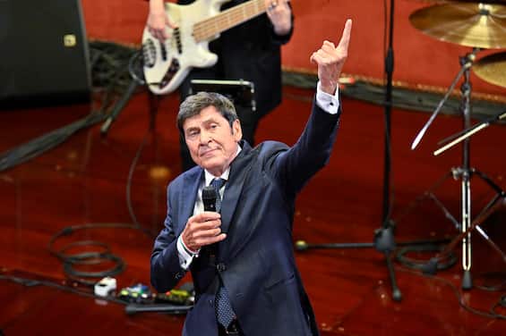 Concert by Gianni Morandi for the 75th anniversary of the Senate, Meloni hums a few songs