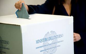 Comunali: Ancona, la candidata a sindaco per il centrosinistra Ida Simonella al seggio elettorale.