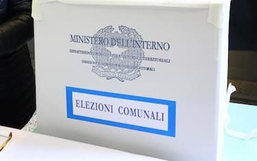 Operazioni di voto per le comunali in un seggio di Brescia, 14 maggio 2023.
ANSA/FILIPPPO VENEZIA