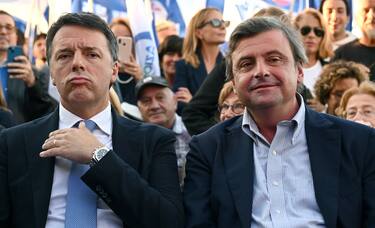 Carlo Calenda (D) con Matteo Renzi (S) durante la il comizio di chiusura della campagna elettorale di Azione-Italia Viva al Gianicolo, Roma, 23 settembre 2022. ANSA/ETTORE FERRARI