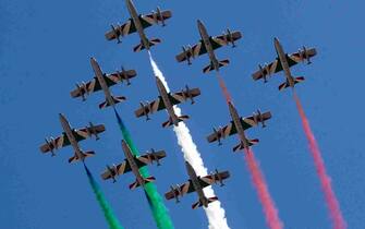 Z4Z Il passaggio delle Frecce Tricolori ad apertura delle celebrazioni per il 77esimo anniversario della proclamazione della Repubblica in via dei Fori Imperiali a Roma, 2 giugno 2023.
Italian Air Forces aerobatic demonstration team Frecce Tricolori fly over the Altar of the Fatherland during the celebrations of Republic Day, in Rome, Italy, 02 June 2023.
ANSA/ANGELO CARCONI