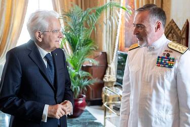 Il Presidente della Repubblica, Sergio Mattarella, riceve al Quirinale l'Ammiraglio di Squadra, Enrico Credendino, Capo di Stato Maggiore della Marina Militare, accompagnato da una rappresentanza di appartenenti al Corpo, 08 giugno 2023. Sabato 10 giugno, in Piazza del Quirinale, in occasione della Giornata della Marina Militare, sarà presente, alla cerimonia di cambio della Guardia d'Onore, la Banda della Marina Militare,, si legge in una nota del Colle. NPK ANSA / Paolo Giandotti - Ufficio stampa della Presidenza della Repubblica +++ ANSA PROVIDES ACCESS TO THIS HANDOUT PHOTO TO BE USED SOLELY TO ILLUSTRATE NEWS REPORTING OR COMMENTARY ON THE FACTS OR EVENTS DEPICTED IN THIS IMAGE; NO ARCHIVING; NO LICENSING +++