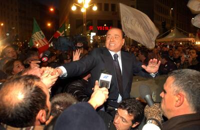 Berlusconi, l'uomo che ruppe tutti i protocolli
