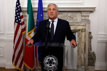 Il ministro degli Esteri Antonio Tajani interviene all inaugurazione della mostra Collezione Farnesina, presso il Consolato Generale d Italia a New York, 16 settembre 2023, ANSA/VINCENZO LIVIERI