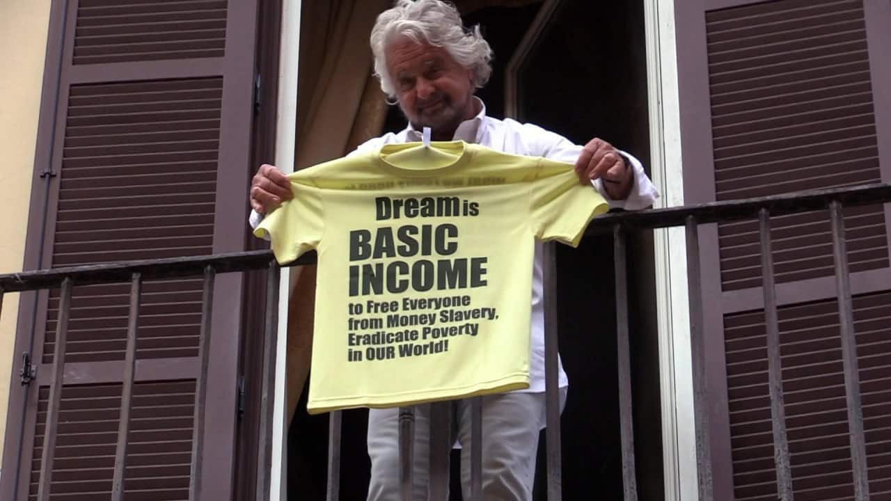 La t-shirt esposta da Beppe Grillo