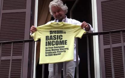 M5s, Beppe Grillo mostra una maglia sul reddito universale