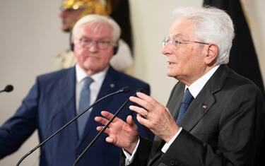 epa10874731 A handout picture made available by the Quirinal Presidential Palace (Palazzo del Quirinale) Press Office shows President of the Italian Republic, Sergio Mattarella (R), and the President of the Federal Republic of Germany, Frank-Walter Steinmeier during a joint press conference in Syracuse, Italy, 21 September 2023. On the problem of migrants, Steinmeier said: "We need common European rules, while respecting the truth if we want to keep internal EU borders open we need a debate on the tools to enable this".  EPA/Francesco Ammendola HANDOUT  HANDOUT EDITORIAL USE ONLY/NO SALES