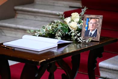 Napolitano, primo giorno di camera ardente al Senato. Funerali martedì