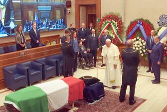 (FEROMO IMMAGINE SENATO) Pope Francis  paying respect at the coffin of late President Emeritus of the Republic Giorgio Napolitano laid in state in the Senate in Rome, Italy, 24 September 2023. Former Italian president Giorgio Napolitano died in a Rome clinic on 22 September 2023 at the age of 98 years. The two-time former president (2006-2015) was one of Italy's most respected political figures. 
ANSA/SENATO +++ ANSA PROVIDES ACCESS TO THIS HANDOUT PHOTO TO BE USED SOLELY TO ILLUSTRATE NEWS REPORTING OR COMMENTARY ON THE FACTS OR EVENTS DEPICTED IN THIS IMAGE; NO ARCHIVING; NO LICENSING +++ NPK +++ RPT CREDIT CORRECT