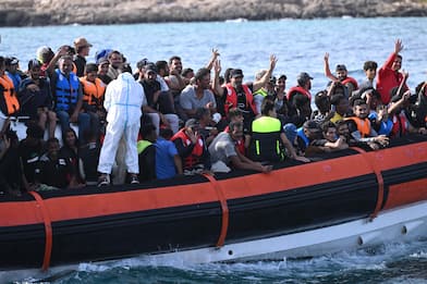 Migranti, ripresi sbarchi a Lampedusa, quattro nella notte