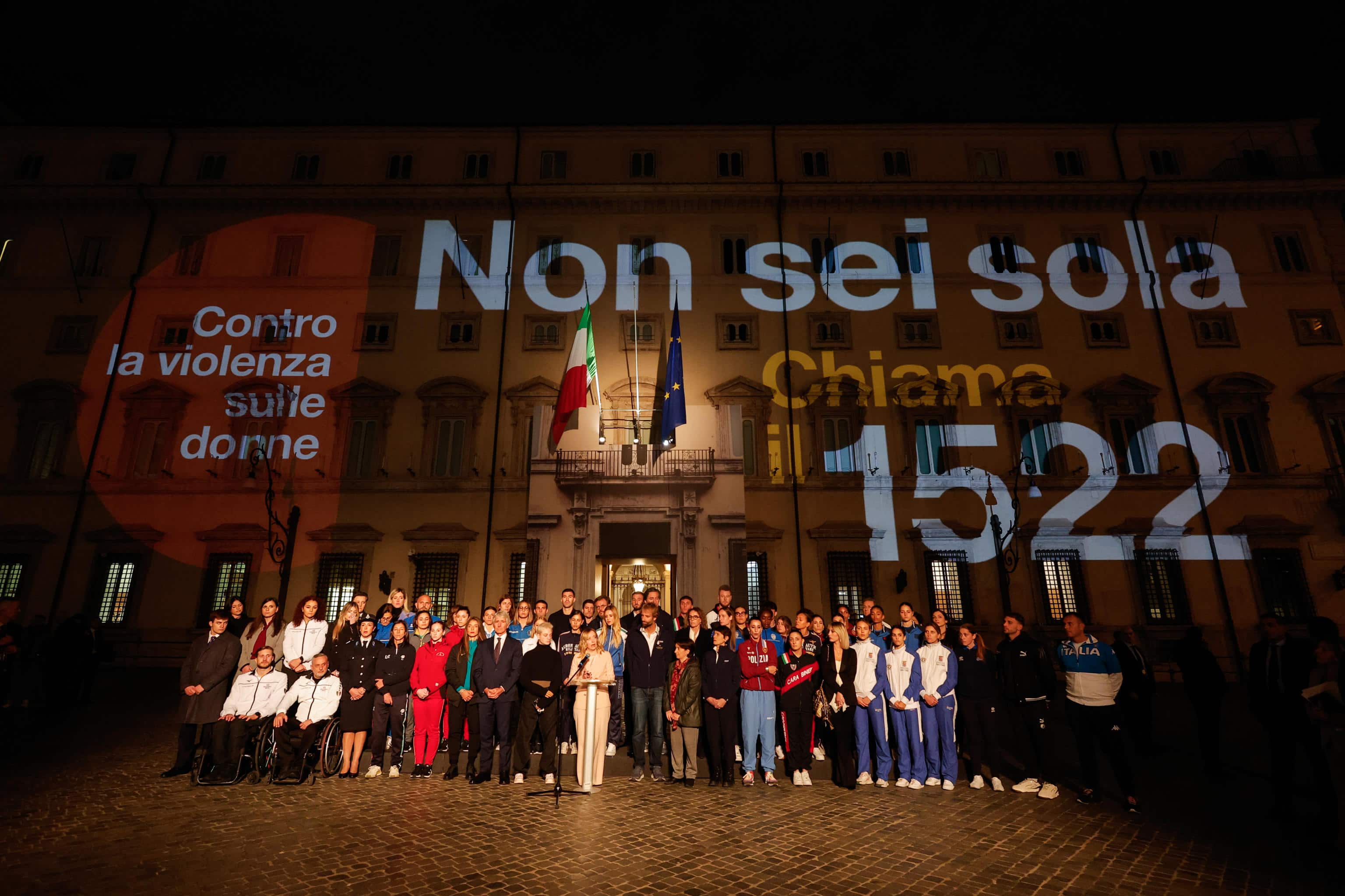 La premier Giorgia Meloni in piazza Colonna di fronte a Palazzo Chigi durante laccensione dellilluminazione per la Giornata internazionale per l'eliminazione della violenza contro le donne.