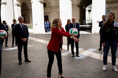 Giorgia Meloni gioca a pallavolo con Paola Egonu a Palazzo Chigi VIDEO