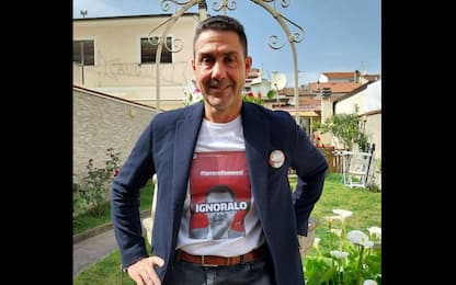 Vannacci replica al Pd: t-shirt con la scritta 'Ignoralo' su sua foto