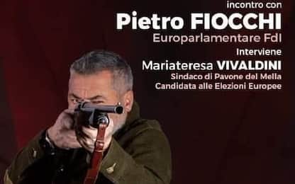 Europee 2024, Fiocchi (FdI) con un fucile in un manifesto. È polemica