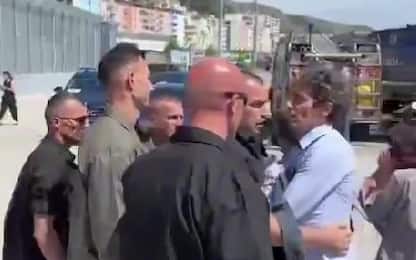 Albania, Magi (+Europa) contesta Meloni e viene aggredito da sicurezza
