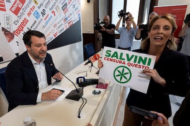Salvini, candidata di +Europa gli regala una pianta di cannabis. VIDEO