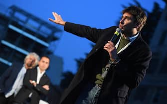 Alessandro Di Battista sul palco al termine della manifestazione M5s per il No al referendum costituzionale, dalla Basilica di San Paolo alla Bocca della Verita', a Roma, 26 novembre 2016. ANSA/ CLAUDIO PERI