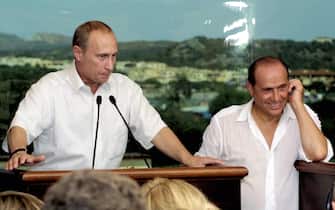 Olbia 29-08-03 /ANSA/ - Il premier Silvio Berlusconi e Vladimir Putin in conferenza stampa - Foto Antonello Zappadu