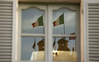 bandiera italiana riflessa nella finestra