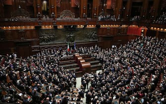 L'Aula della Camera in piedi ad applaudire per il raggiungimento del quorum da parte di Sergio Mattarella, Roma, 31 gennaio 2015.
ANSA/ ALESSANDRO DI MEO