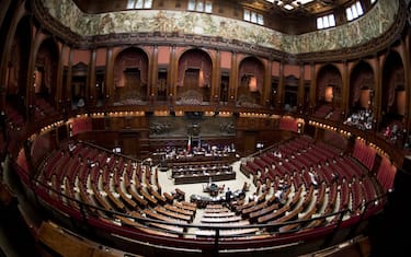 Panoramica dell'aula di Montecitorio durante l'intervento del relatore di maggioranza Emanuele Fiano, per l'inizio della  discussione sulle linee generali della proposta di legge: Modifiche al testo unico di cui al decreto del Presidente della Repubblica 30 marzo 1957, n. 361, in materia di elezione della Camera dei deputati, e al testo unico di cui al decreto legislativo 20 dicembre 1993, n. 533, in materia di elezione del Senato della Repubblica (C. 2352 e abb.) a Montecitorio, Roma, 6 giugno 2017.  ANSA \ MAURIZIO BRAMBATTI