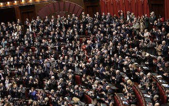 I parlamentari esultano al termine del conteggio delle schede a Montecitorio riunito in seduta comune, per l'elezione del presidente della Repubblica, Roma 31 Gennaio 2015. ANSA/GIUSEPPE LAMI