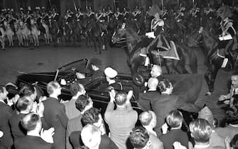Il Presidente della Repubblica, Enrico De Nicola, prima di insediarsi al Quirinale arriva a Montecitorio scortato dalla cavalleria, per pronunciare il suo discorso alle Camere riunite 