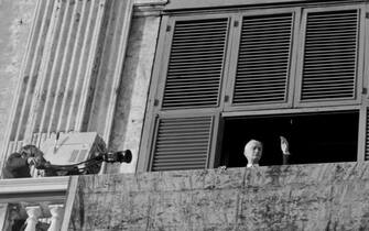 (24676-7) Roma 19620511 - Il nuovo Presidente della Repubblica Antonio Segni si affaccia e saluta dal balcone del palazzo del Quirinale - Bef
