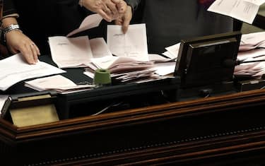 Il conteggio delle schede, al termine della terza votazione del parlamento riunito in seduta comune, per l'elezione del presidente della Repubblica, Roma 30 Gennaio 2015. ANSA/GIUSEPPE LAMI