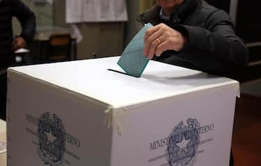 Operazioni di voto in un seggio di Bologna per le elezioni regionali in Emilia-Romagna, Bologna, 23 novembre 2014 .ANSA/GIORGIO BENVENUTI