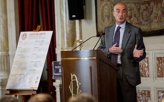 Paolo Russo, Forza Italia, firma la carta dei diritti di AISM durante la celebrazione della Giornata mondiale della sclerosi multipla organizzata dall AISM, Associazione Italiana Sclerosi Multipla, Camera dei Deputati, Roma 30 maggio 2022.
ANSA/FABIO FRUSTACI