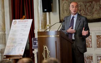 Paolo Russo, Forza Italia, firma la carta dei diritti di AISM durante la celebrazione della   Giornata mondiale della sclerosi multipla   organizzata dall  AISM, Associazione Italiana Sclerosi Multipla, Camera dei Deputati, Roma 30 maggio 2022.
ANSA/FABIO FRUSTACI