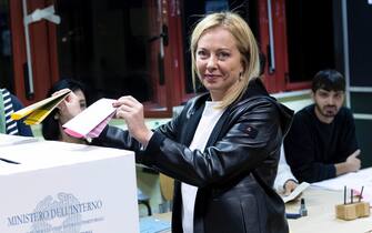 La leader di Fdi Giorgia Meloni ha votato nel seggio della scuola Vittorio Bachelet, a Roma, 25 settembre 2022. ANSA/MASSIMO PERCOSSI