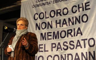 Liliana Segre, ex deportata a Aushwitz quando era bambina proprio dal binario 21 della stazione centrale di Milano è esposto nel luogo in cui sorgerà il memoriale della Shoah per cui questa sera, domenica 30 gennaio, si è celebrata una cerimonia organizzata dalla comunità di Sant Egidio e da quella ebraica-ANSA/MILO SCIAKY