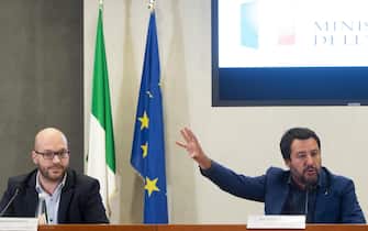 Il ministro dell'Interno, Matteo Salvini (d) e il ministro per la Famiglia e le disabilità, Lorenzo Fontana, durante una conferenza stampa al termine dell'incontro al Viminale con i rappresentanti delle comunità terapeutiche operanti nel settore delle tossicodipendenze, Roma, 8 maggio 2019. ANSA/CLAUDIO PERI