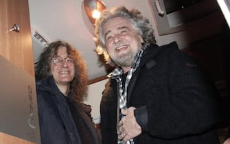Gianroberto Casaleggio (s) e Beppe Grillo mentre lasciano l'Hotel Eurostar Saint John (in camper) per andare al comizio in piazza San Giovanni, Roma, 22 Febbraio 2013. ANSA/GIUSEPPE LAMI