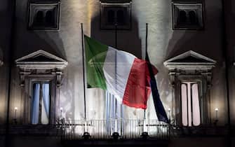 Le bandiere di palazzo Chigi durante il Consiglio dei Ministri (Cdm) sulla riforma della giustizia, Roma, 31 luglio 2019. ANSA/ANGELO CARCONI