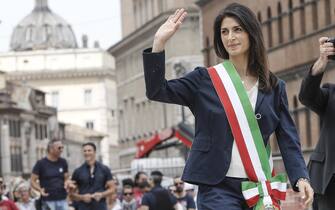 La sindaca di Roma Virginia Raggi all'altare della Patria in fascia tricolore, durante la cerimonia della deposizione di una corona di alloro, Roma, 23 Giugno 2016. ANSA/ GIUSEPPE LAMI