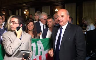 Roberto Dipiazza (D), nuovo sindaco di Trieste, in Municipio tra i sostenitori, 20 giugno 2016.
ANSA/PIERLUIGI FRANCO