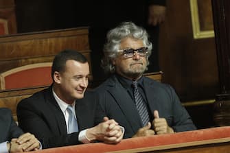 Beppe Grillo assiste (vicino a lui, sulla sinistra, Rocco Casalino) in tribuna ospiti in Senato durante l'esame del DDL sulle Riforme, Roma 15 Luglio 2014. ANSA/GIUSEPPE LAMI
