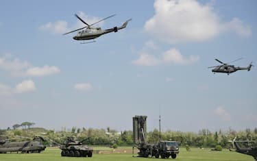 Elicotteri dellÕAVES, Aviazione Leggera dellÕEsercito, durante la cerimonia per il 161 anniversario fondazione dellÕEsercito Italiano a Roma, 4 maggio 2022. ANSA/CLAUDIO PERI