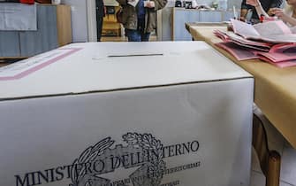 Operazioni di voto al seggio allestito presso la Scuola elemetare ''Giacomo Leopardi'' alle ore 13,15 , Roma 1 marzo 2020. ANSA/FABIO FRUSTACI