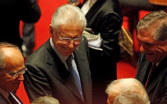 Il neo-senatore a vita Mario Monti viene salutato dai colleghi senatori , oggi 11 novembre 2011 a Roma.
ANSA/ALESSANDRO DI MEO