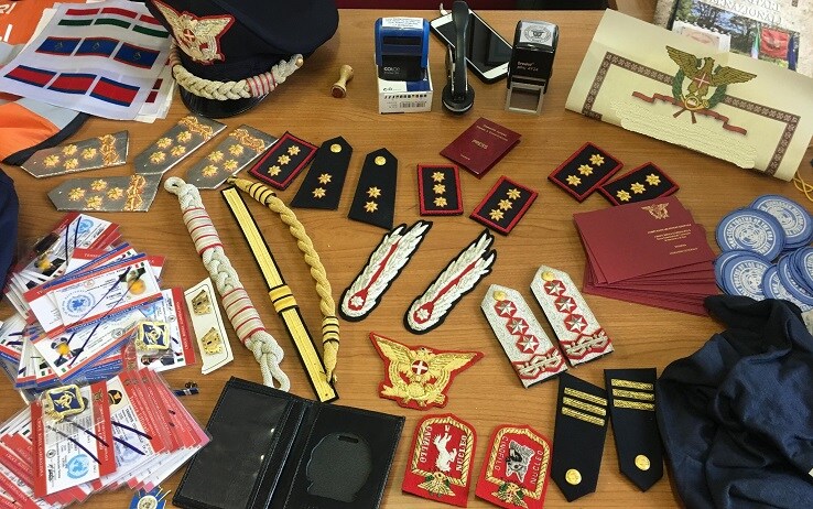 Un fermo immagine tratto dal video della polizia e guardia di finanza Un fermo immagine tratto dal video della polizia e guardia di finanza