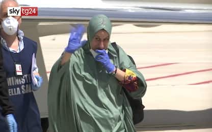 Silvia Romano scende dall’aereo atterrato a Ciampino. VIDEO