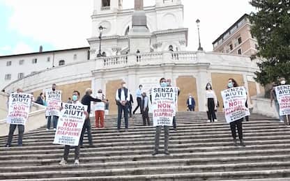 Coronavirus Roma, flash mob commercianti a Trinità dei Monti. VIDEO